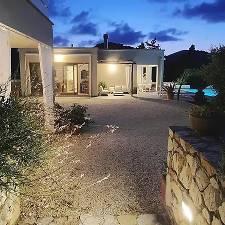 La Con Piscina Privata Gæstehus Portoferraio